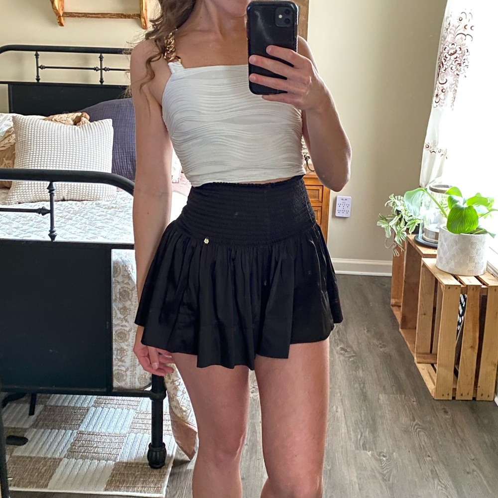Natural Life Flowy Black Shorts with White Daisy Decal — Women’s XS